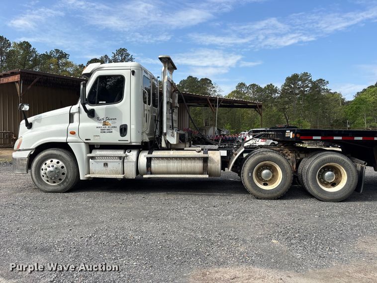image for item ES8889 2012 Freightliner Cascadia 125 semi truck