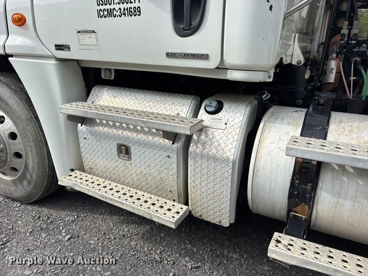 image for item ES8889 2012 Freightliner Cascadia 125 semi truck