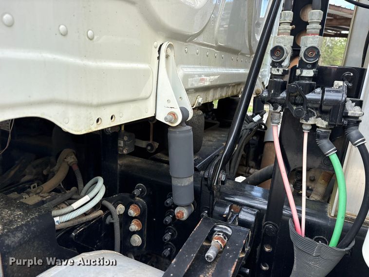 image for item ES8889 2012 Freightliner Cascadia 125 semi truck