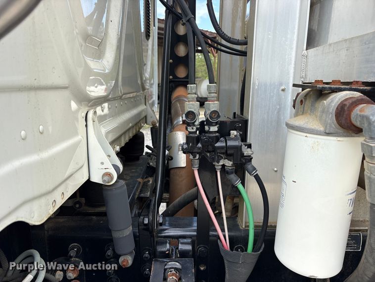 image for item ES8889 2012 Freightliner Cascadia 125 semi truck