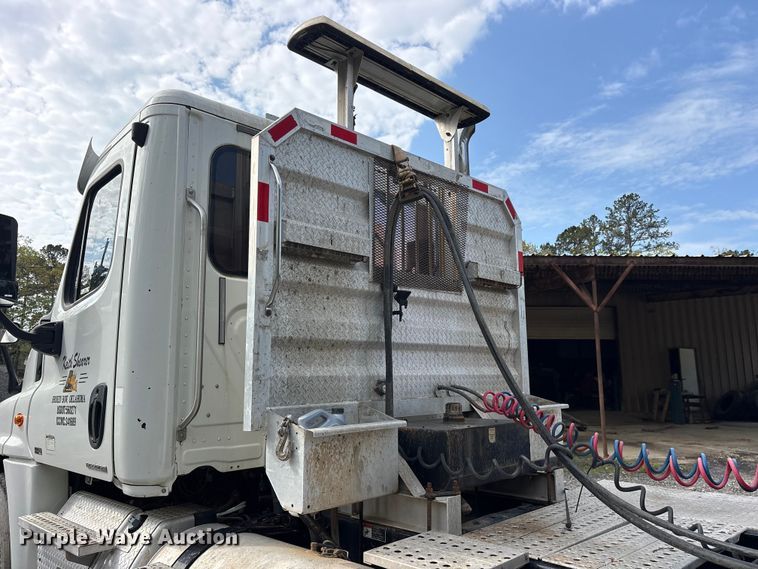 image for item ES8889 2012 Freightliner Cascadia 125 semi truck