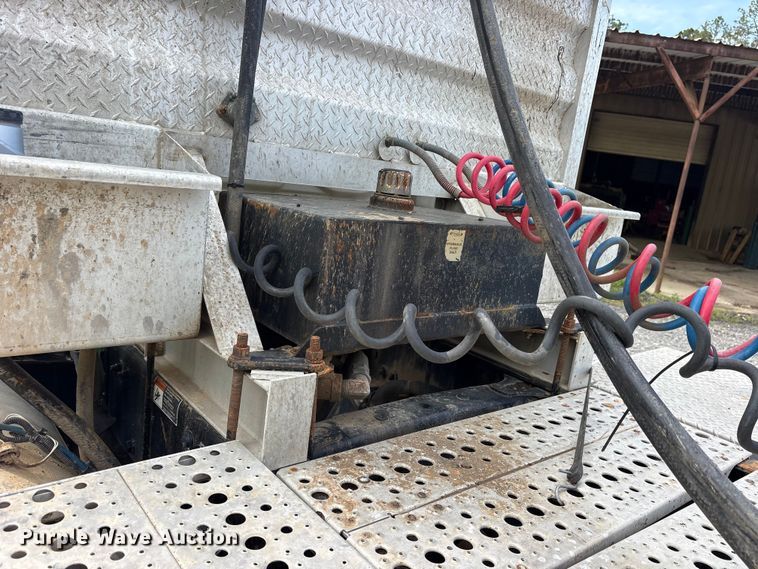 image for item ES8889 2012 Freightliner Cascadia 125 semi truck