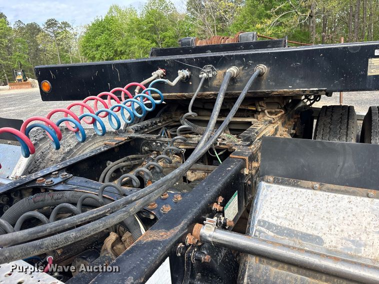 image for item ES8889 2012 Freightliner Cascadia 125 semi truck