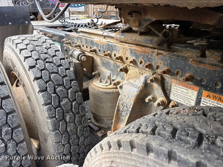 image for item ES8889 2012 Freightliner Cascadia 125 semi truck