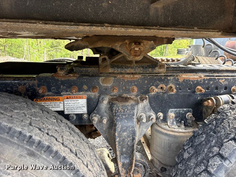 image for item ES8889 2012 Freightliner Cascadia 125 semi truck