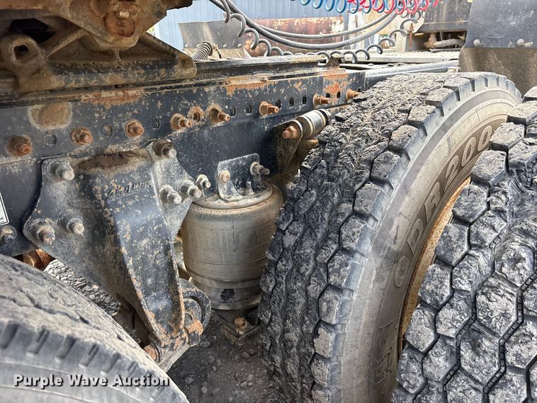 image for item ES8889 2012 Freightliner Cascadia 125 semi truck