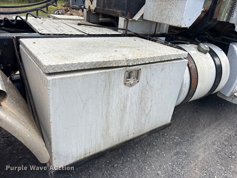 image for item ES8889 2012 Freightliner Cascadia 125 semi truck