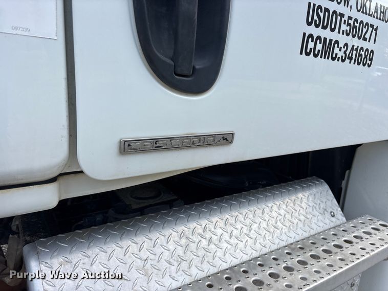 image for item ES8889 2012 Freightliner Cascadia 125 semi truck