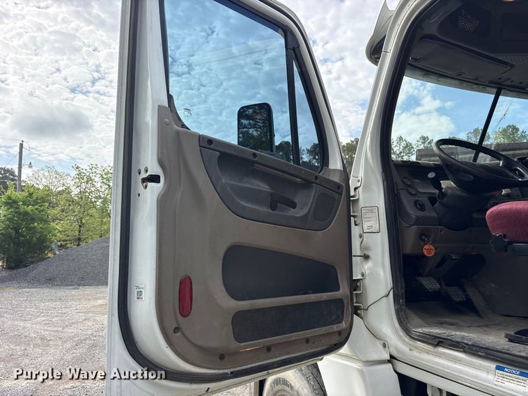 image for item ES8889 2012 Freightliner Cascadia 125 semi truck