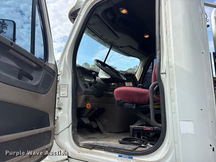 image for item ES8889 2012 Freightliner Cascadia 125 semi truck