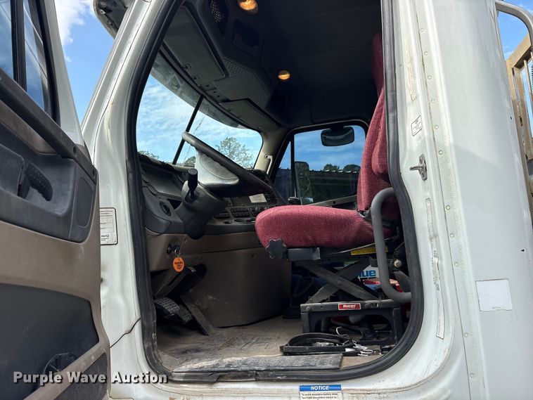 image for item ES8889 2012 Freightliner Cascadia 125 semi truck