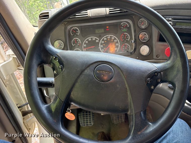 image for item ES8889 2012 Freightliner Cascadia 125 semi truck