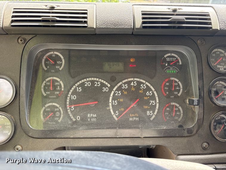 image for item ES8889 2012 Freightliner Cascadia 125 semi truck