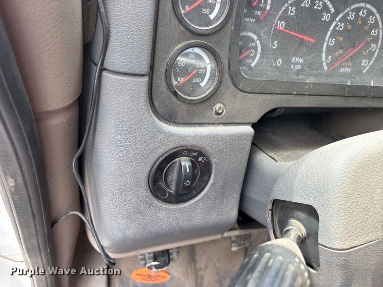 image for item ES8889 2012 Freightliner Cascadia 125 semi truck