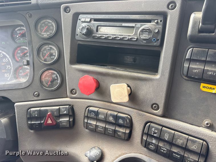 image for item ES8889 2012 Freightliner Cascadia 125 semi truck