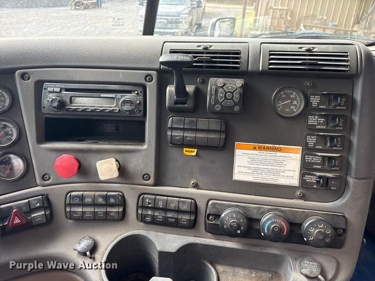 image for item ES8889 2012 Freightliner Cascadia 125 semi truck