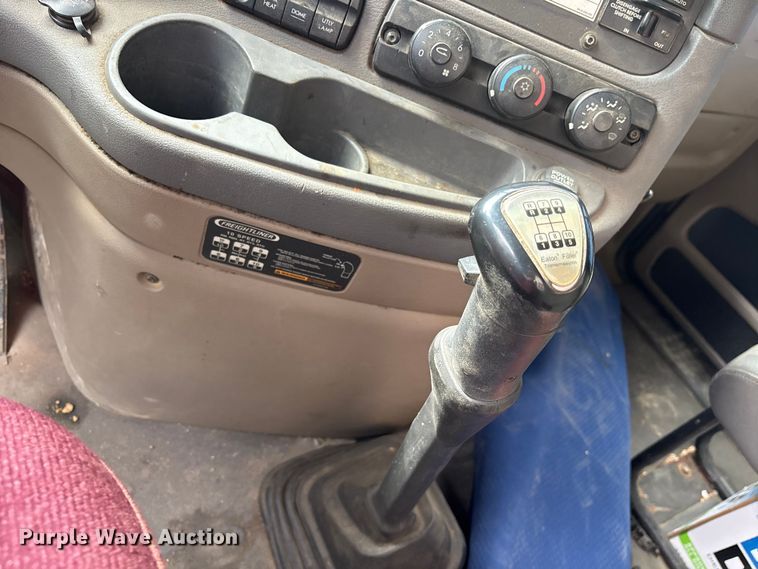 image for item ES8889 2012 Freightliner Cascadia 125 semi truck