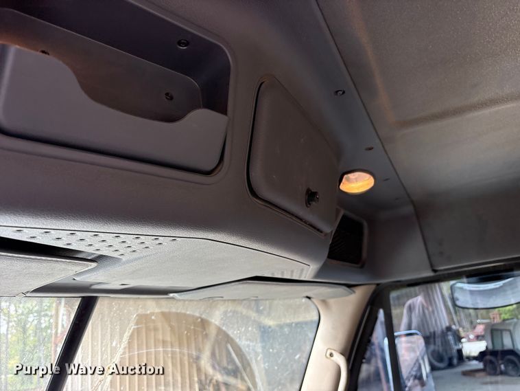 image for item ES8889 2012 Freightliner Cascadia 125 semi truck