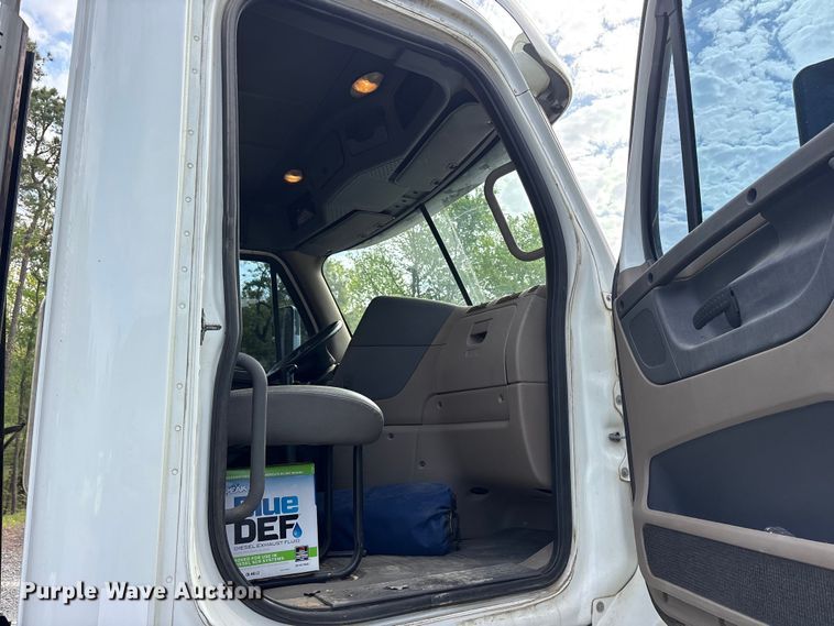 image for item ES8889 2012 Freightliner Cascadia 125 semi truck