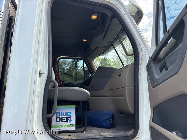 image for item ES8889 2012 Freightliner Cascadia 125 semi truck