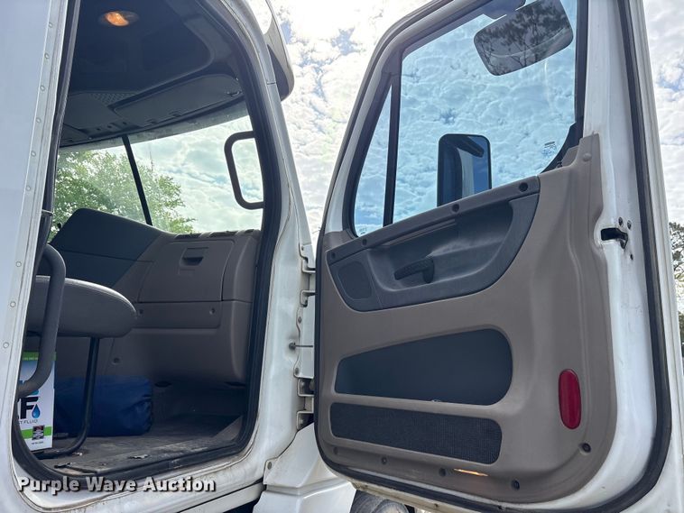 image for item ES8889 2012 Freightliner Cascadia 125 semi truck