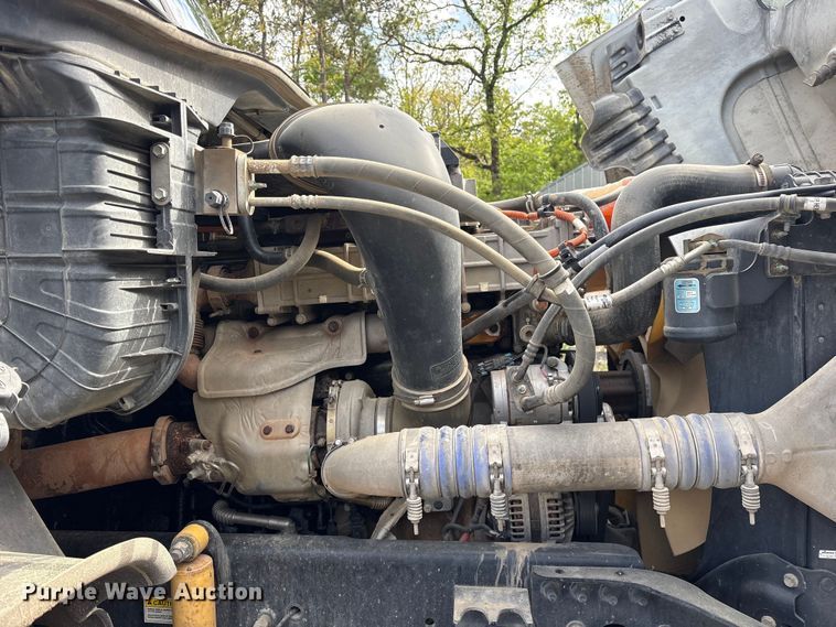 image for item ES8889 2012 Freightliner Cascadia 125 semi truck