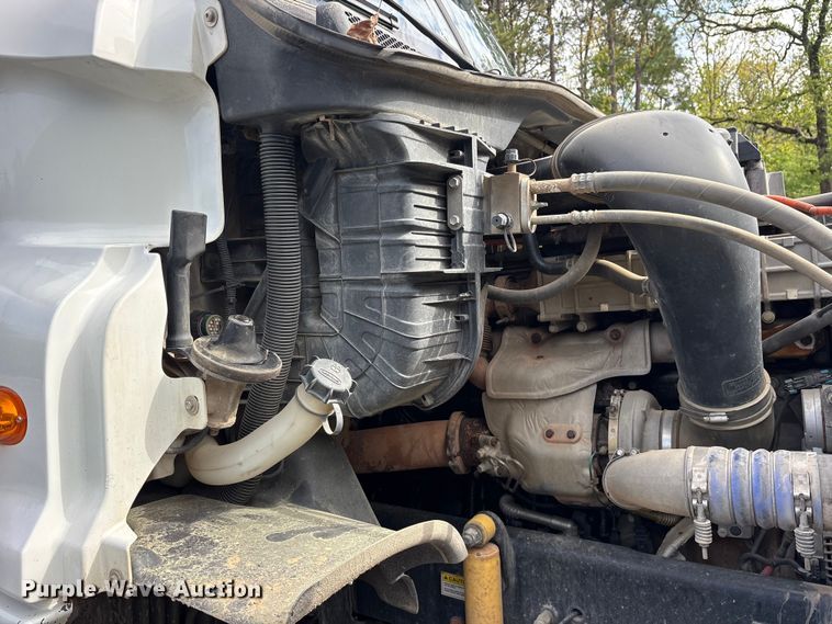 image for item ES8889 2012 Freightliner Cascadia 125 semi truck