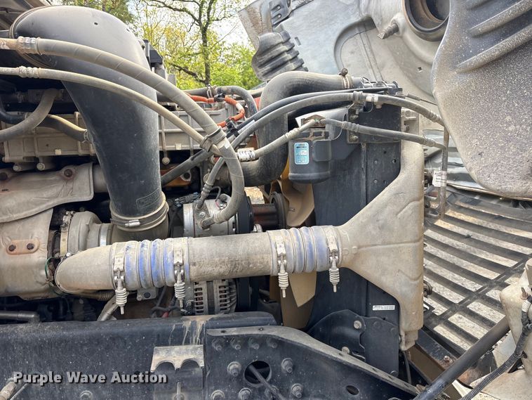 image for item ES8889 2012 Freightliner Cascadia 125 semi truck