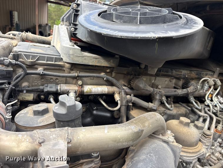 image for item ES8889 2012 Freightliner Cascadia 125 semi truck