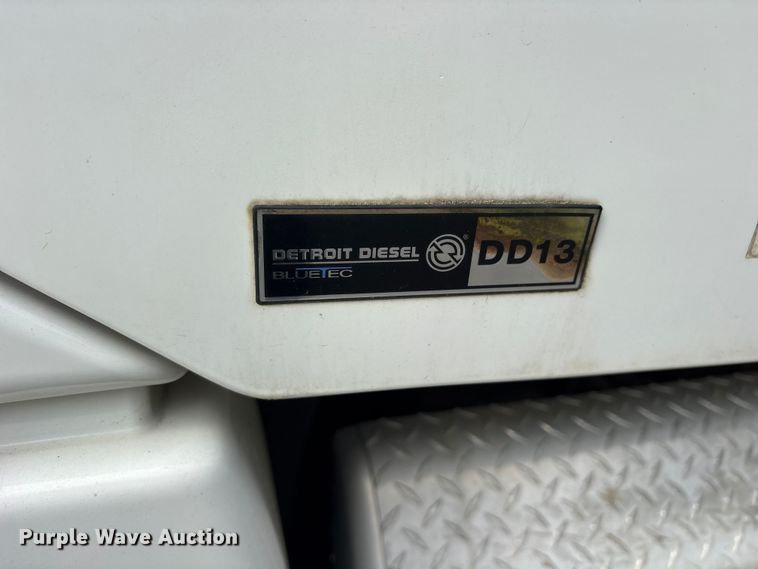 image for item ES8889 2012 Freightliner Cascadia 125 semi truck