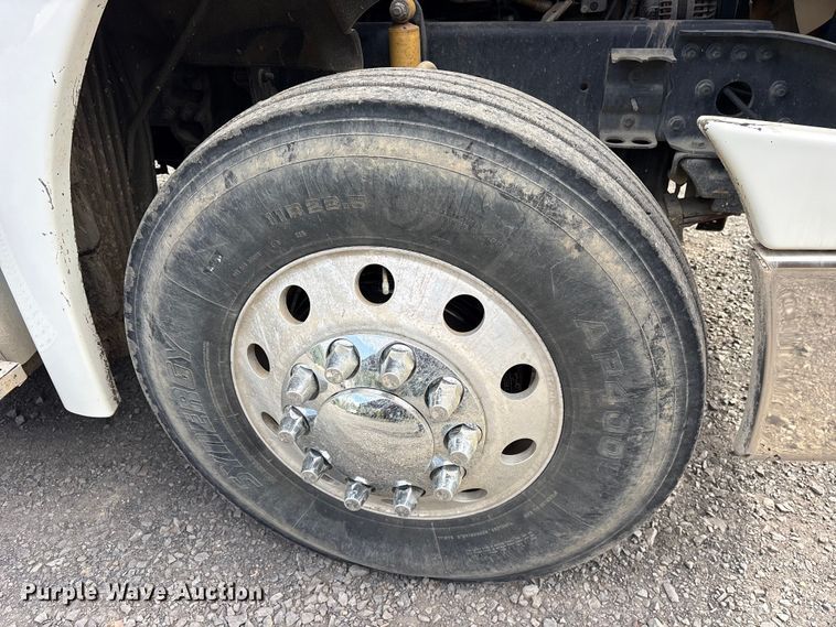 image for item ES8889 2012 Freightliner Cascadia 125 semi truck