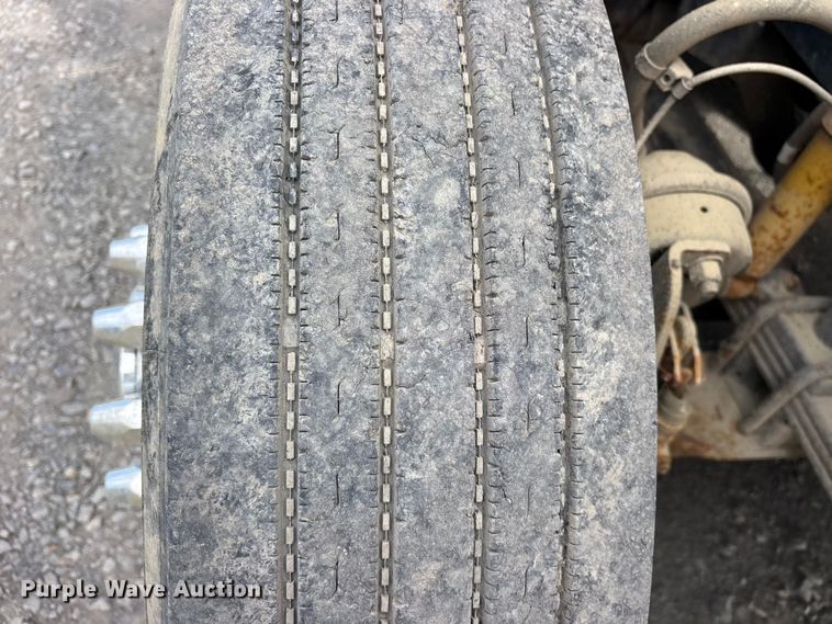 image for item ES8889 2012 Freightliner Cascadia 125 semi truck