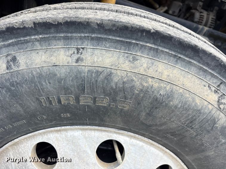 image for item ES8889 2012 Freightliner Cascadia 125 semi truck