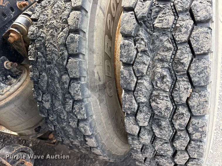 image for item ES8889 2012 Freightliner Cascadia 125 semi truck