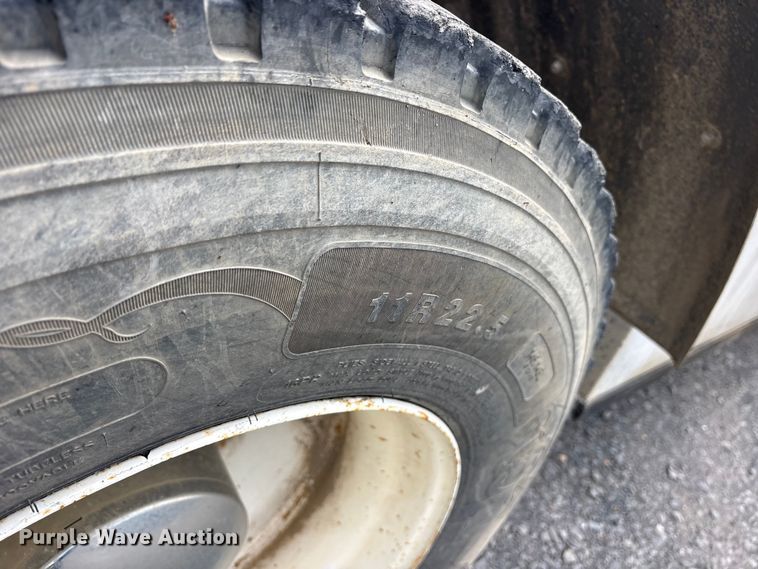 image for item ES8889 2012 Freightliner Cascadia 125 semi truck