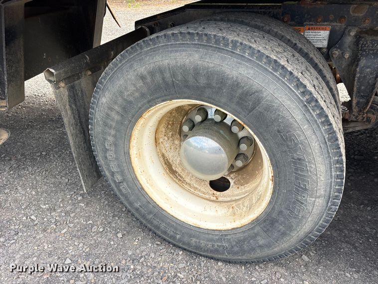 image for item ES8889 2012 Freightliner Cascadia 125 semi truck