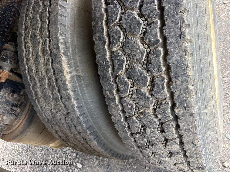 image for item ES8889 2012 Freightliner Cascadia 125 semi truck