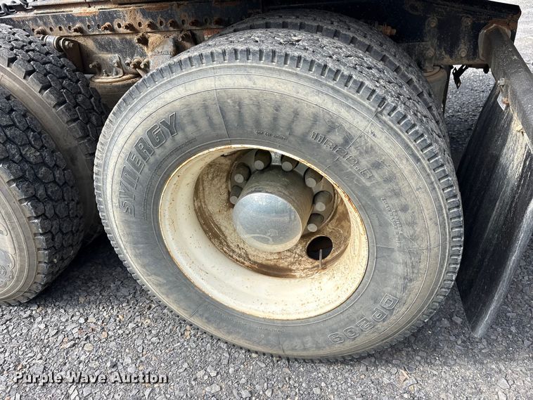 image for item ES8889 2012 Freightliner Cascadia 125 semi truck