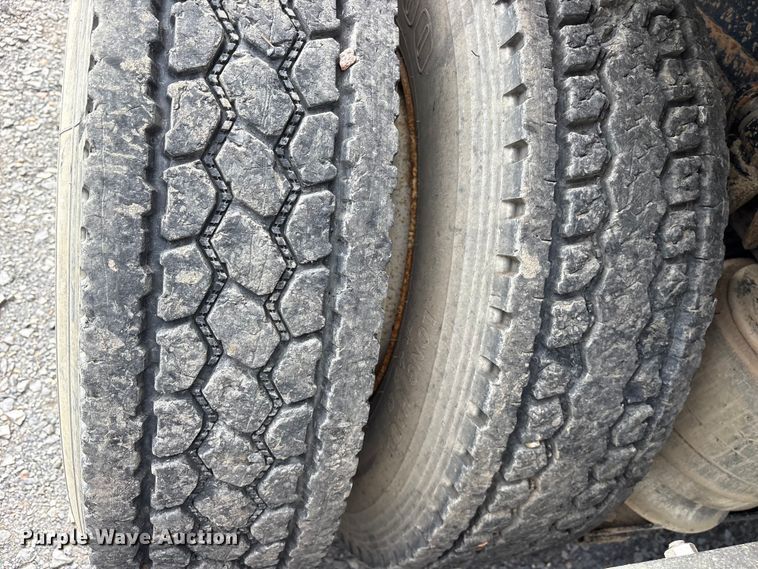 image for item ES8889 2012 Freightliner Cascadia 125 semi truck