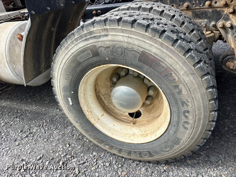 image for item ES8889 2012 Freightliner Cascadia 125 semi truck