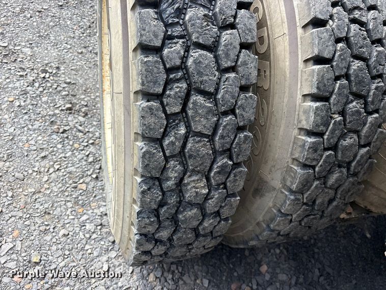 image for item ES8889 2012 Freightliner Cascadia 125 semi truck