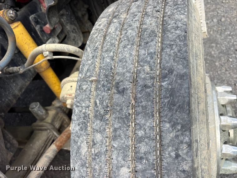 image for item ES8889 2012 Freightliner Cascadia 125 semi truck