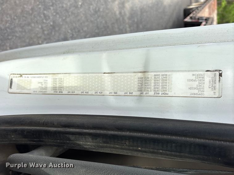 image for item ES8889 2012 Freightliner Cascadia 125 semi truck