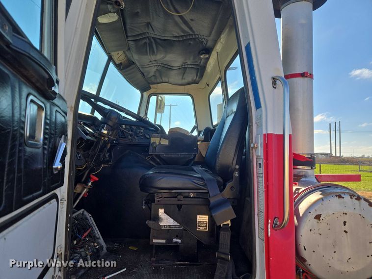 image for item ET1157 1978 White Motor Corporation Road Commander 2 truck cab and chassis