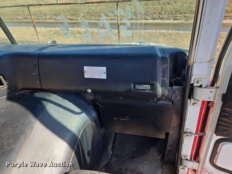 image for item ET1157 1978 White Motor Corporation Road Commander 2 truck cab and chassis