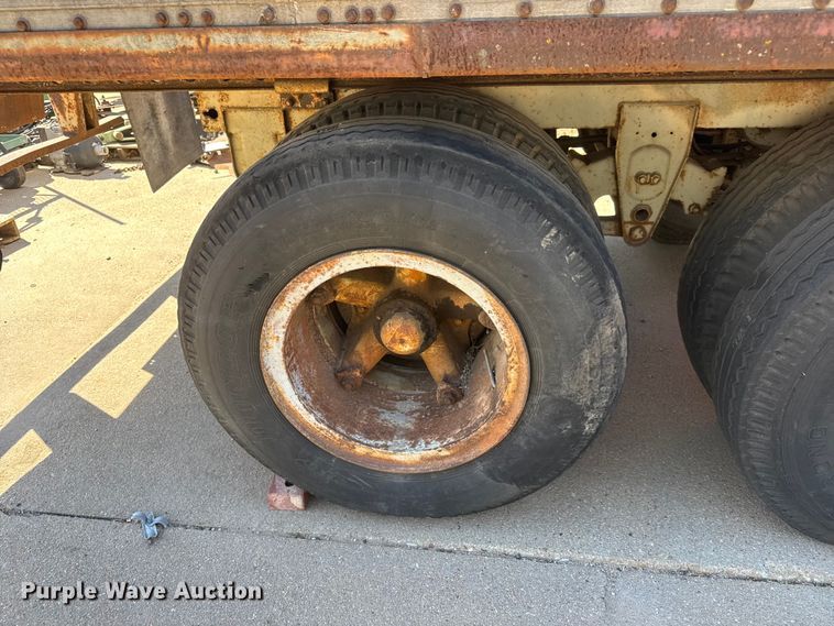 image for item ET1897 1980 Budd YF25400A62 dry van trailer