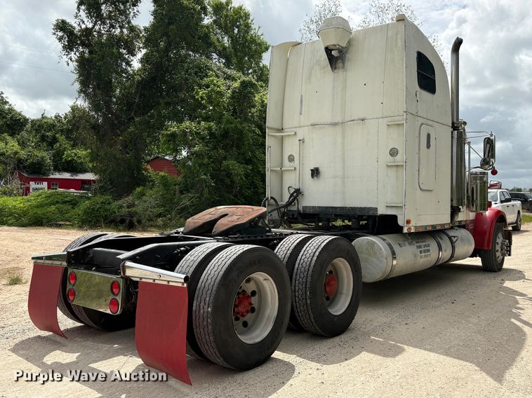 image for item EU0522 2005 Freightliner FLD132 semi truck
