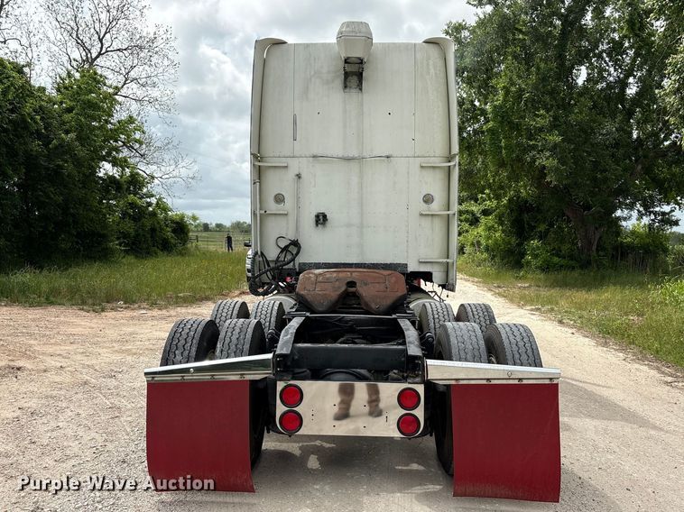 image for item EU0522 2005 Freightliner FLD132 semi truck