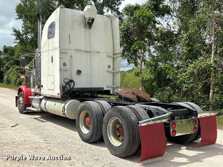 image for item EU0522 2005 Freightliner FLD132 semi truck