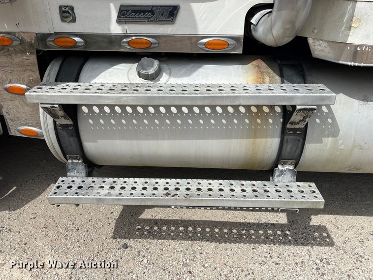 image for item EU0522 2005 Freightliner FLD132 semi truck